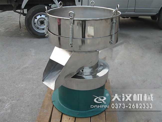 涂料振動篩由：框體，振動斗，出料口，振動電機底座等部件組成